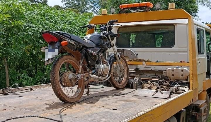 Moto com placa adulterada é apreendida pela Polícia Militar em Santos Dumont